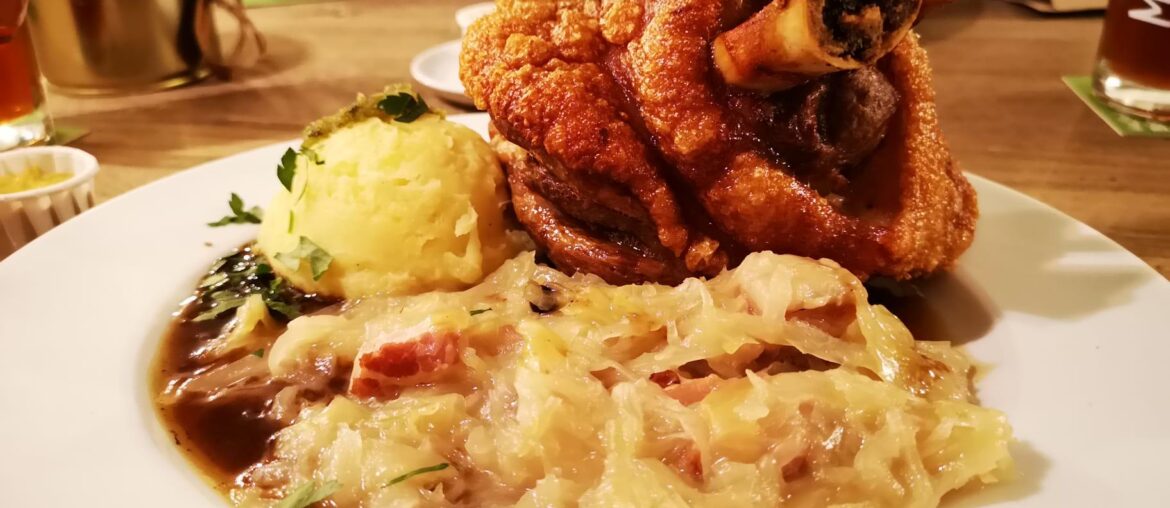 Schweinehaxe mit Kartoffelpüree und Sauerkraut, Maximiliansbrauwiesen Lahnstein