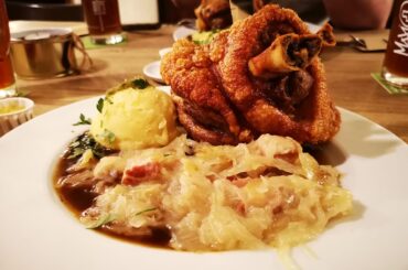 Schweinehaxe mit Kartoffelpüree und Sauerkraut, Maximiliansbrauwiesen Lahnstein
