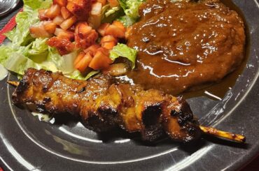 Satay chicken breast with plenty of satay sauce, served with salad and strawberries (instructions in the gallery, read from right to left, needs marinated over night)