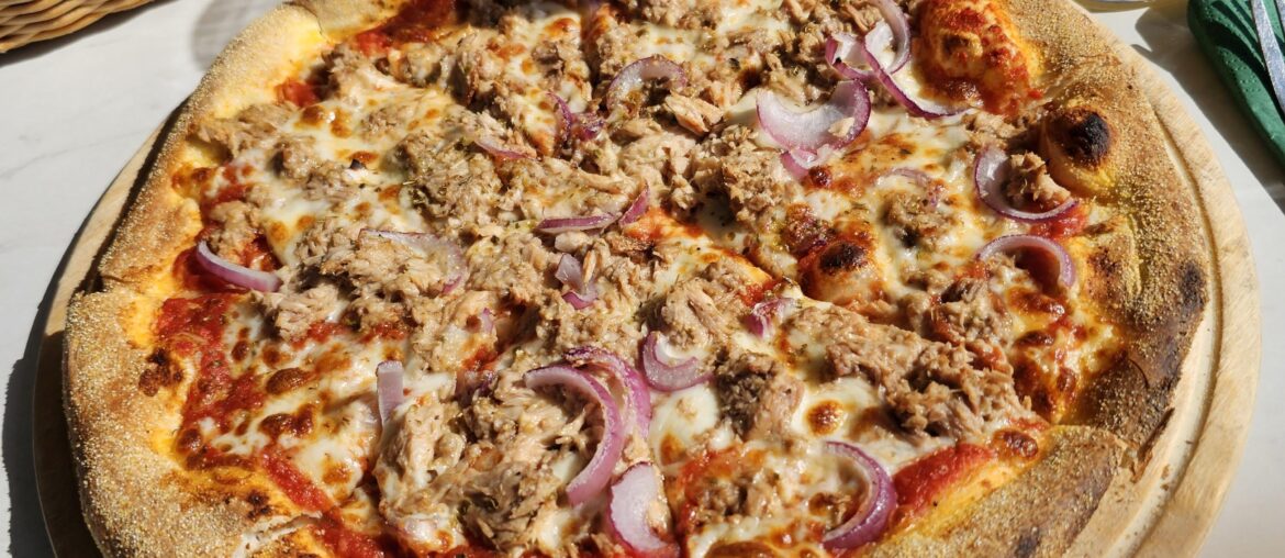 Pizza al tonno (tuna pizza), at a Balkan restaurant in Singen am Hohentwiel, Germany