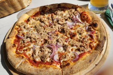 Pizza al tonno (tuna pizza), at a Balkan restaurant in Singen am Hohentwiel, Germany