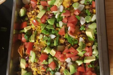 i made nachos! (i know you cant see them, i went wild on the toppings) ive got ground meat, chilis, tomatos, avocado, onion, cheddar, spring onino, corn and kidney beans on there :D
