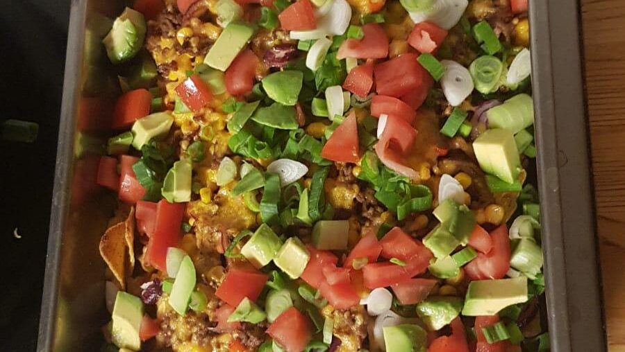 i made nachos! (i know you cant see them, i went wild on the toppings) ive got ground meat, chilis, tomatos, avocado, onion, cheddar, spring onino, corn and kidney beans on there :D