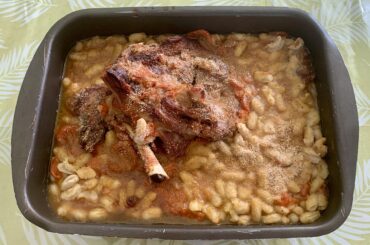 Épaule d'agneau aux mogettes de Vendée. 🐑 Un bon petit plat pour un déjeuner en tête-à-tête avec mon papounet d’amour qui est monté à Paris pour le Salon de l'agriculture. 🥰