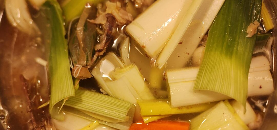 Réalisation d'un bouillon de carcasses et os divers de volailles que je gardais au congel. Ça sent bon!