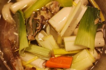 Réalisation d'un bouillon de carcasses et os divers de volailles que je gardais au congel. Ça sent bon!