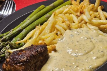 Pork fillet medallions with fries and steamed asparagus, with béarnaise and tomato sauce