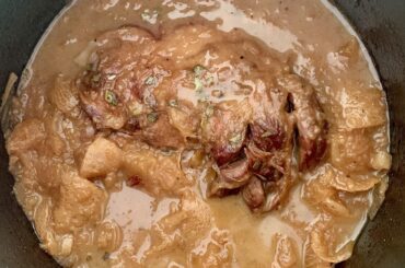 Épaule d’agneau confite à la fleur d’oranger, au miel et aux navets. Une recette qui m’a été inspirée par les odeurs des marchés de mon quartier parisien en ce moment. 🌙🍯😋