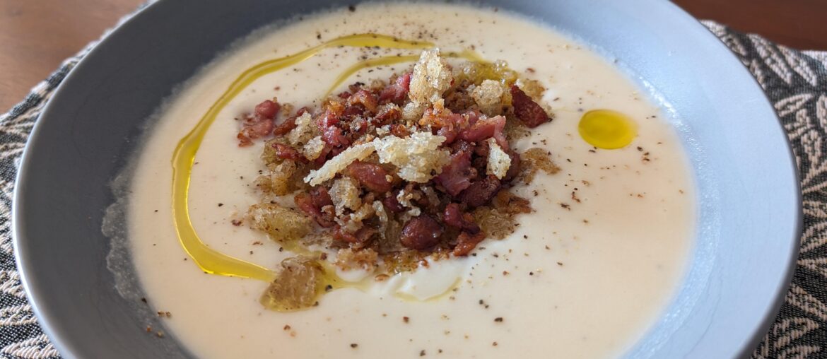 Soupe chou-fleur gremolata lardons parmesan