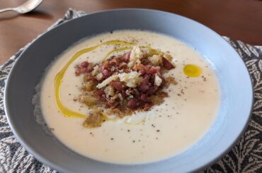 Soupe chou-fleur gremolata lardons parmesan