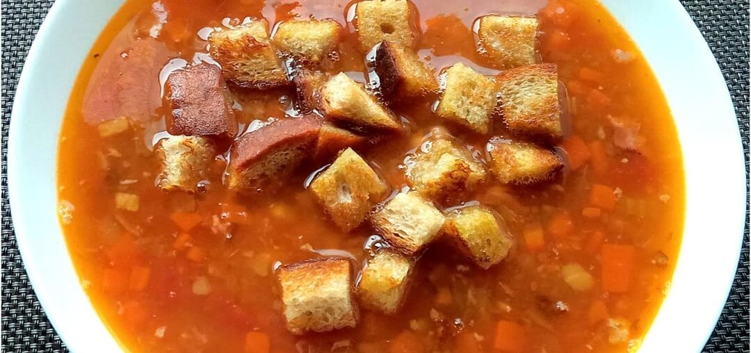 American bean soup made from smoked ribs St. Louis made in a slow cooker for 9 hours and potato pancakes - some with smoked cheese - baked in the oven and a spicy Saba dip and Sriracha sauce. The ribs were marinated in garlic, smoked salt and liquid smoke from white Australian walnut 🤤