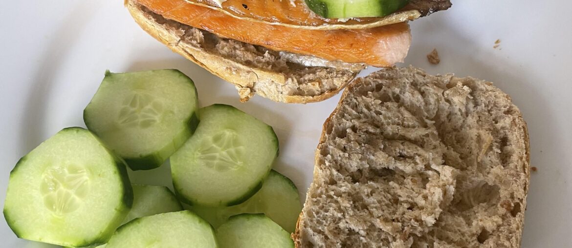 Smoked salmon on bread with cucumber and horseradish