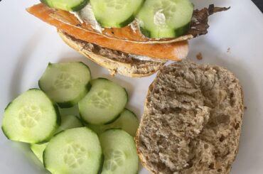 Smoked salmon on bread with cucumber and horseradish