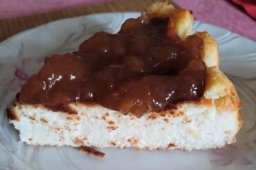 Cheesecake with apple-cinnamon jam