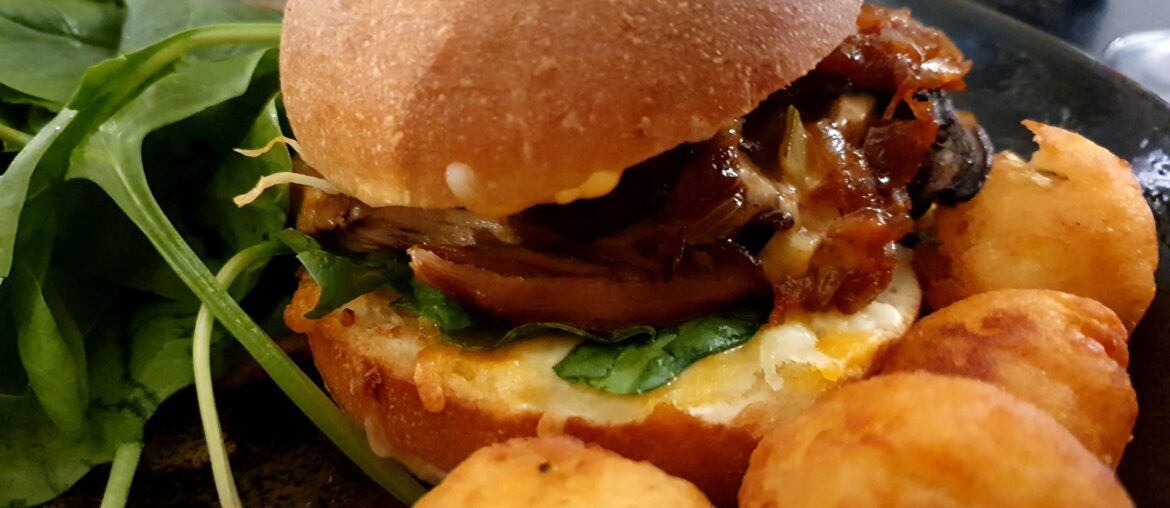 Burger pulled pork with pomme dauphine