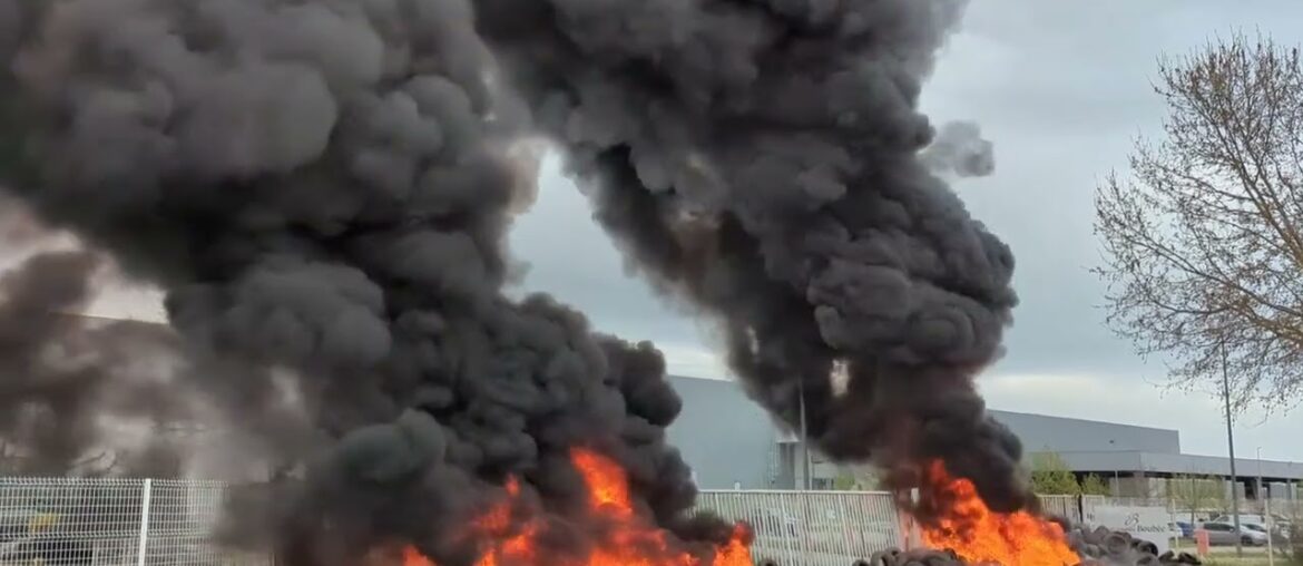 French Farmers Set Tires Ablaze in Front of Logistics Plant French Farmers Set Tires Ablaze in Front of Logistics Plant