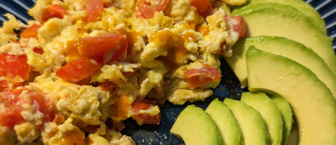 Scrambled eggs with tomatoes and a tad of salsa picante + avocado 🥑