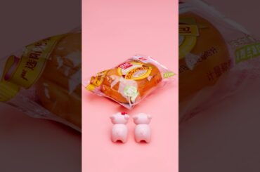 Lovely and fun piggy couple eat French bread.#stopmotion #pig #cute #eat #shorts #fyp
