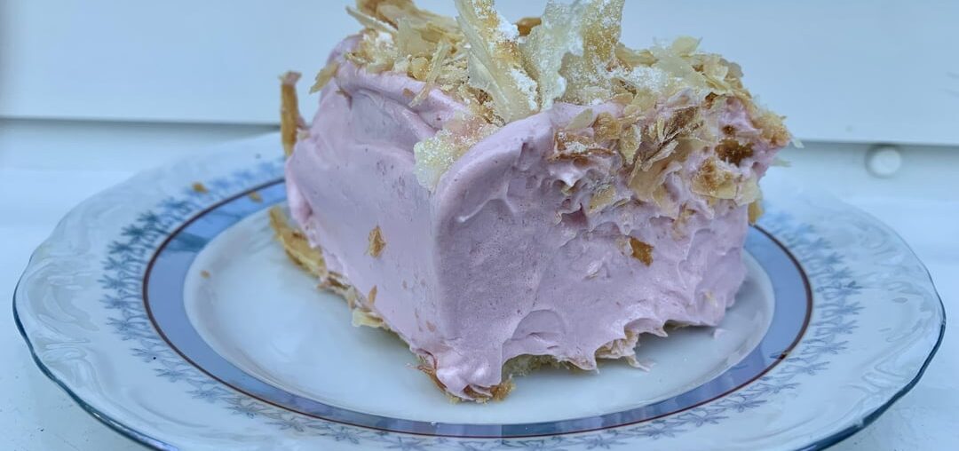 Homemade *spumos*: pastry filled with raspberry “mousse”