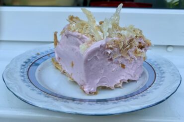 Homemade *spumos*: pastry filled with raspberry “mousse”