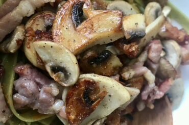 A quick lunch of Spinach Tagliatelle with Bacon, Mushroom, Onion & Red Pepper Pesto.
