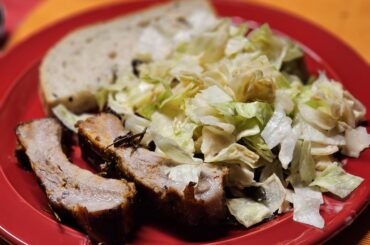 Spareribs in a rosemary marinade, with a side salad (with pumpkin seeds and sliced Grana Padano) and freshly made bread