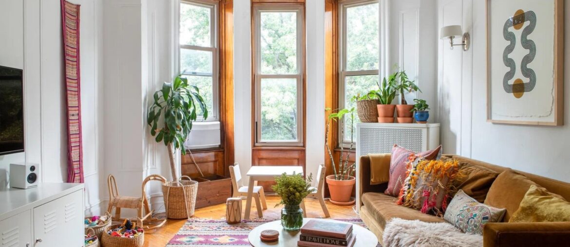 Bay window living room in a renovated brownstone apartment, Bed–Stuy, Brooklyn, New York City [2000x1334]
