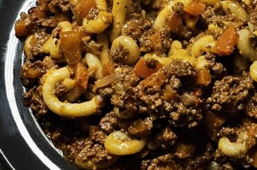 A traditional Swiss pasta dish: Hörnli made from scratch (starting at gallery pic. 9), at a creamy Schabziger sauce, served with a savoury minced beef ragù (as for the Schabziger: see link in pic. 5)