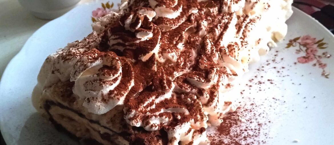 Tiramisu roll cake