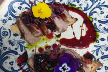 Bruschetta de magret de canard sous vide, sauce de cerises épicée.