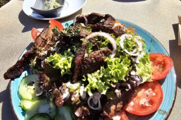 Argentinean beef strips, herb butter, mixed leaf salad with tomatoes, cucumbers, peppers, carrots, onions, pumpkin seeds and baguette; Lake Constance (Germany)