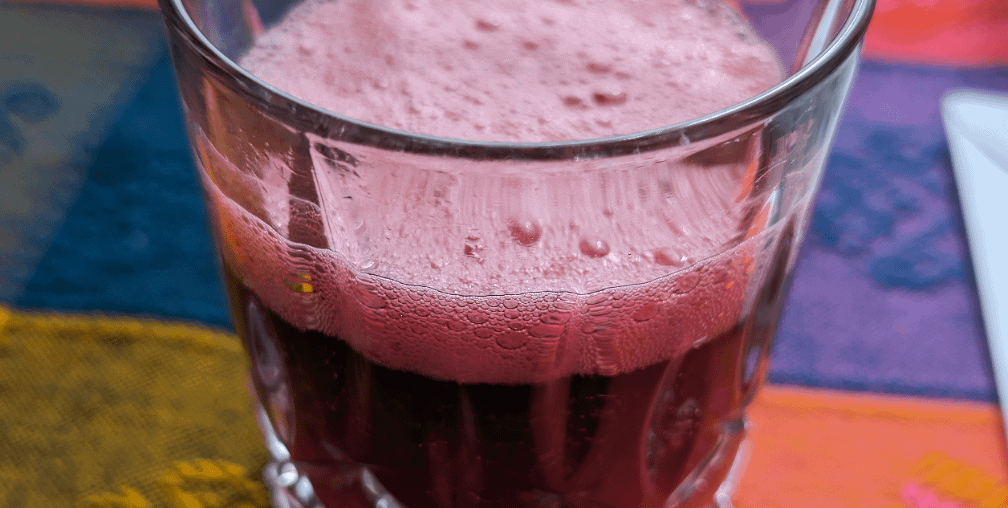 I made fizzy agua de Jamaica (hibiscus iced tea) with water kefir.