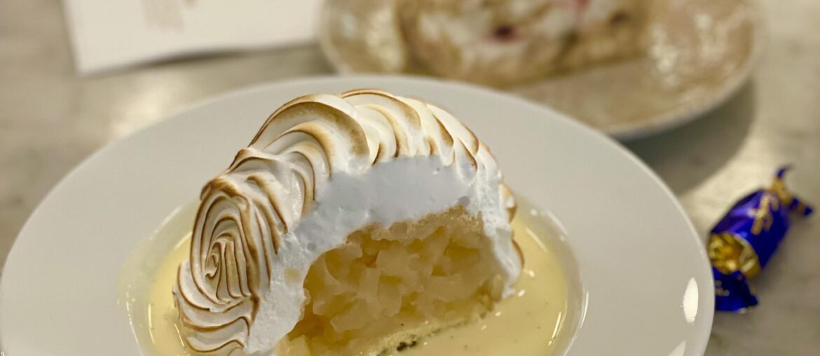 Vanilla merengue with apple pie and vanilla sauce in Helsinki