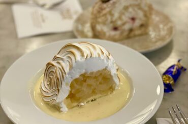 Vanilla merengue with apple pie and vanilla sauce in Helsinki