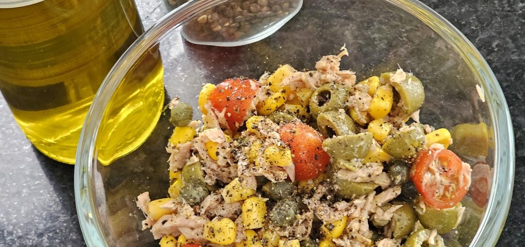 A very hastily composed salad consisting of olives, cherry tomatoes, corn, capers, tuna, an excellent olive oil (still more than ok in spite of the overall sinking quality) and freshly ground black pepper (prep time 5 mins). I love it :)