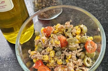 A very hastily composed salad consisting of olives, cherry tomatoes, corn, capers, tuna, an excellent olive oil (still more than ok in spite of the overall sinking quality) and freshly ground black pepper (prep time 5 mins). I love it :)