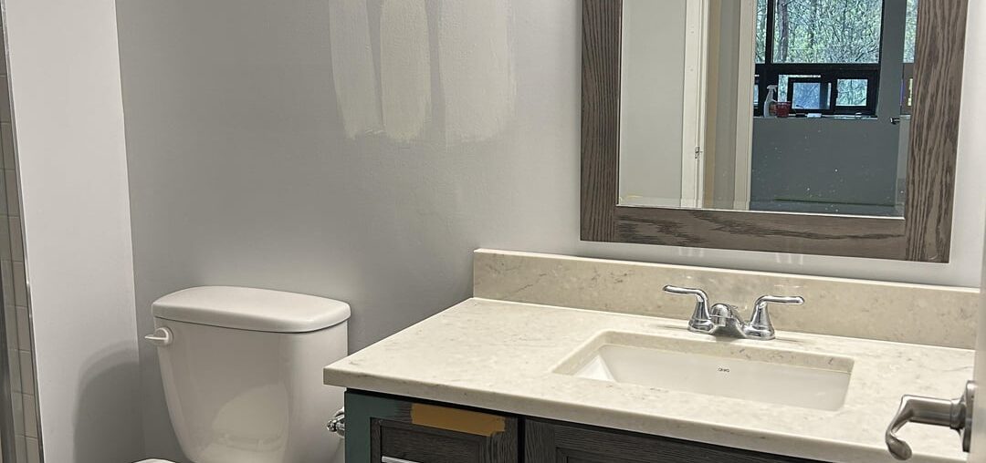 How to add life to a grey bathroom?