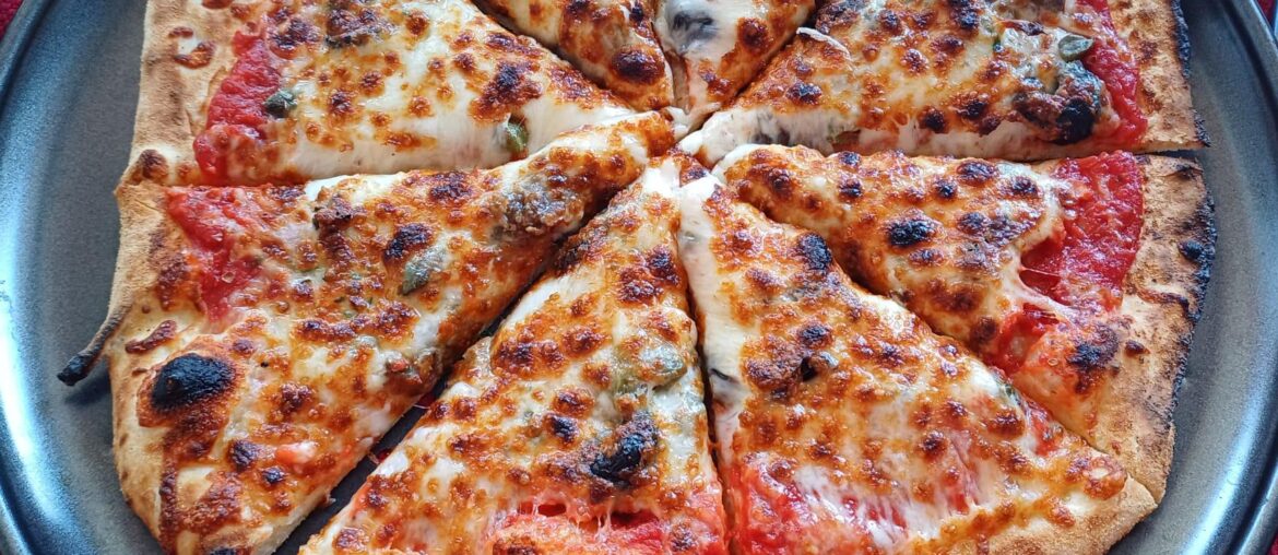 Pizza aux anchois et câpres fait maison.