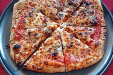 Pizza aux anchois et câpres fait maison.