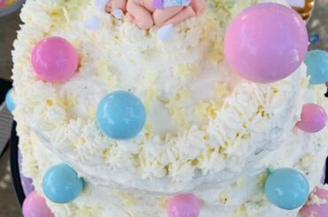 Bonjour à tous 😊 voici le gâteau que j ai fais pour la baby shower de ma fille. Quand pensez vous !? 🙃