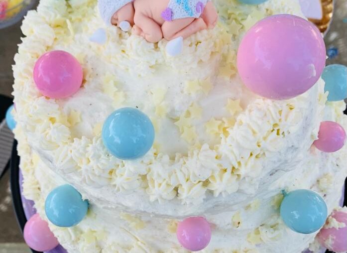 Bonjour à tous 😊 voici le gâteau que j ai fais pour la baby shower de ma fille. Quand pensez vous !? 🙃