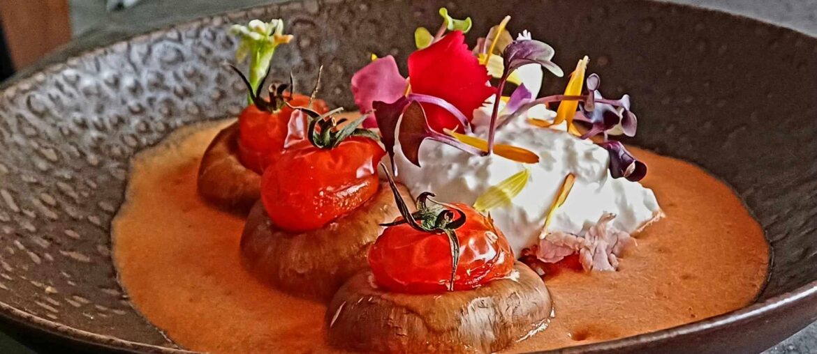 Tomates cerises farcies au fromage, crumble de burrata, jambon et pain grillé et espuma de tomates ! L'idée était de retrouver les plaisirs de la pizza 🍕