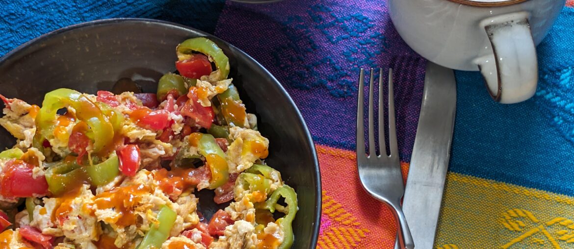 Goooooooood morning Europe 🌞 Eggs with green peppers and tomatoes. Mango with Tajín. Café au lait.