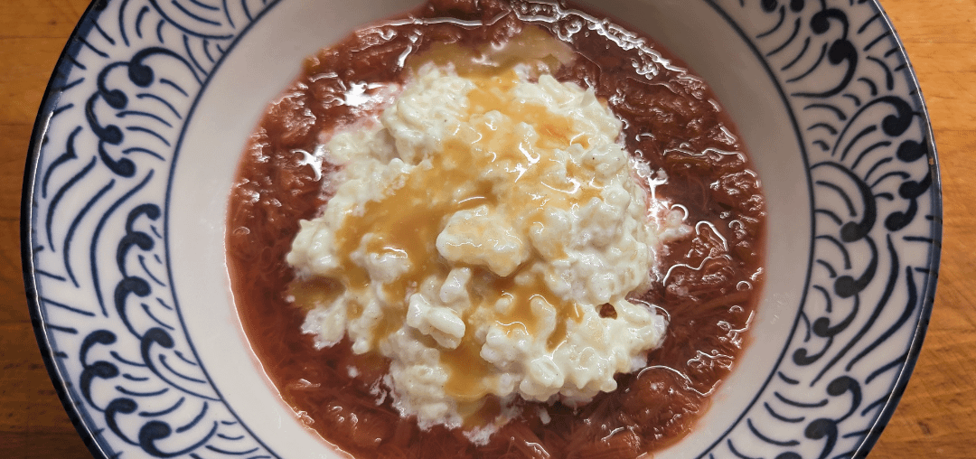 Riz au lait sur une compote de rhubarbe avec un caramel de miso
