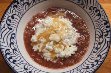 Riz au lait sur une compote de rhubarbe avec un caramel de miso