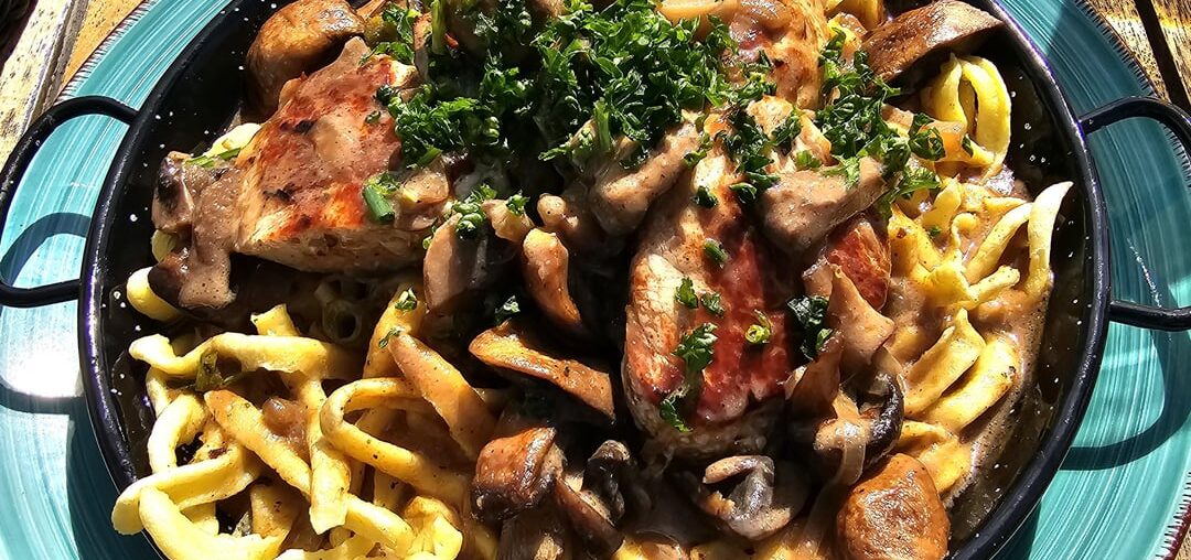 That's what they call a "Räuberpfännle" at this establishment on Lake Constance (Germany): Pork medallions with butter spaetzle, mushroom cream sauce and fried onions