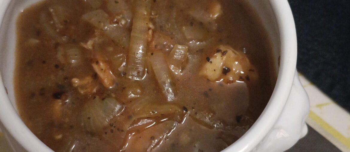 Préparation soupe VGE, Poulet et truffe. Bouillon de poulet rôti et oignon. Plus qu'à positionner la feuilletée !