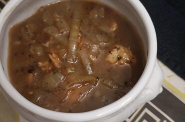 Préparation soupe VGE, Poulet et truffe. Bouillon de poulet rôti et oignon. Plus qu'à positionner la feuilletée !