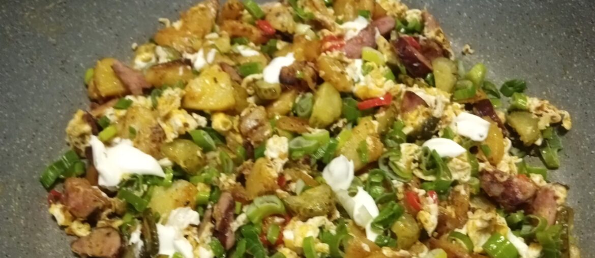 Fast food before the night shift 👨‍🔧 Potato, salami, vegetables, egg 😋 And nice with a wooden spoon straight from the pan 👋