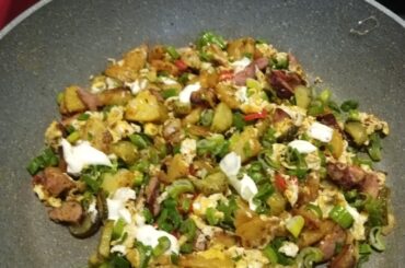 Fast food before the night shift 👨‍🔧 Potato, salami, vegetables, egg 😋 And nice with a wooden spoon straight from the pan 👋